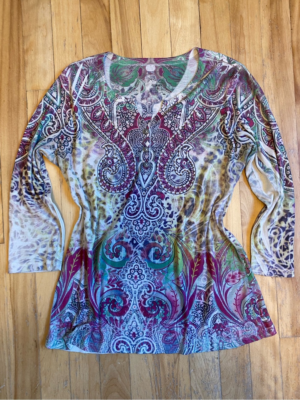 Women’s Multicolor Paisley V-Neck Quartet Sleeve Top Sparkles Mobwife Leopard